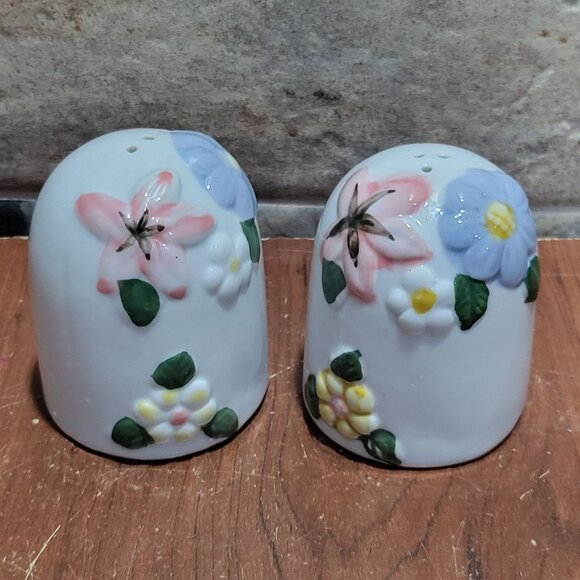 Pair Ceramic Salt and Pepper Shakers Hand Painted Floral Design - Picture 9 of 11